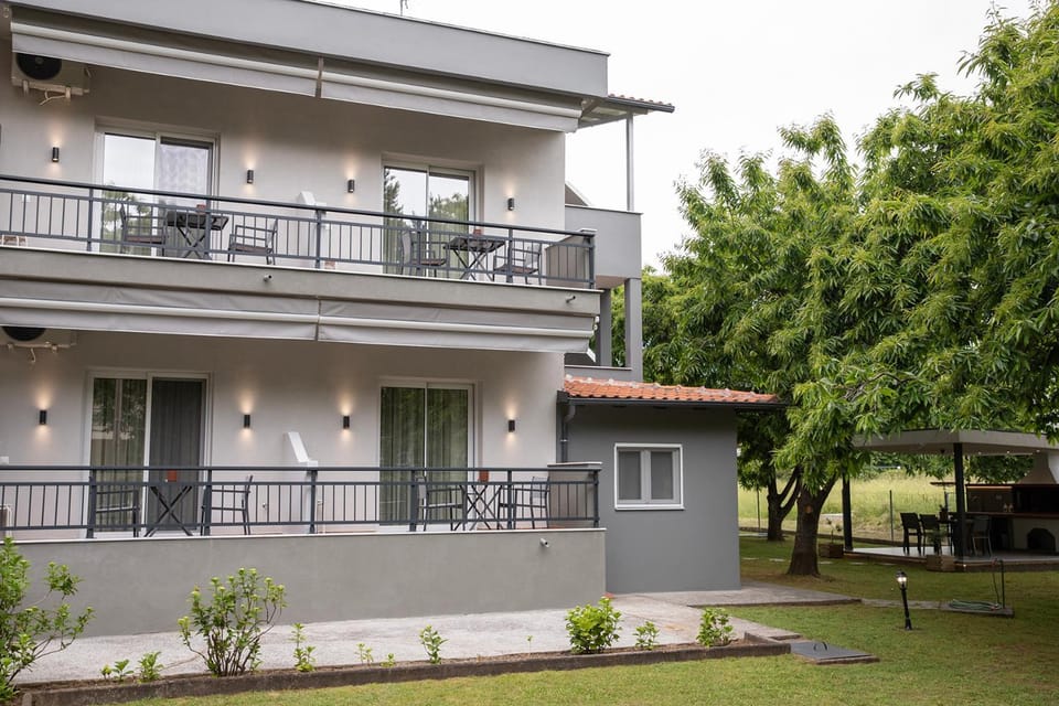 Property building, Patio, Day, Garden, Balcony/Terrace