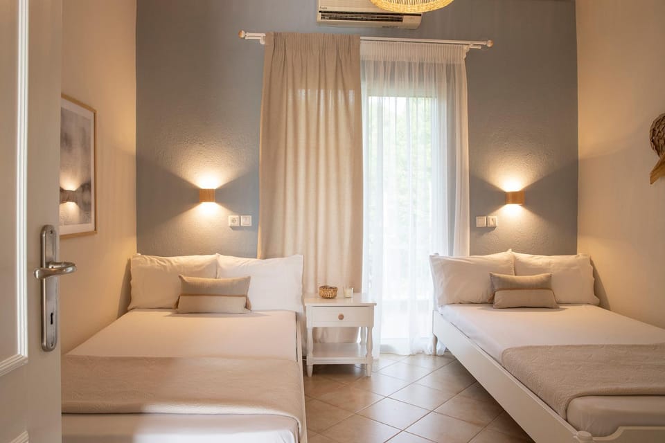 Bed, Photo of the whole room, Bedroom, air conditioner