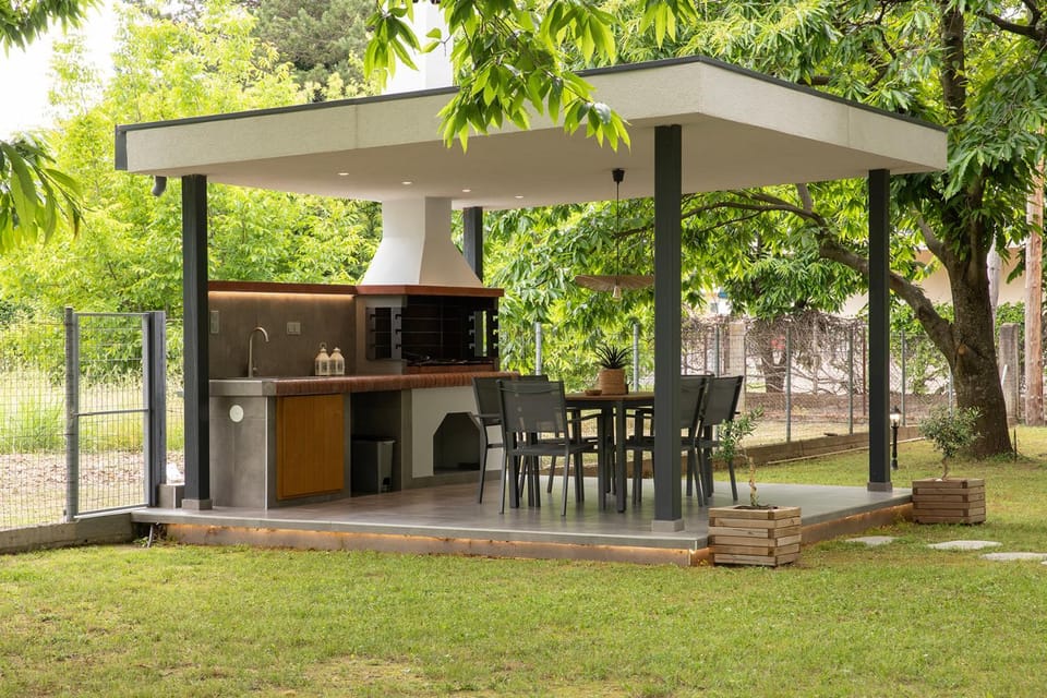 Property building, Patio, Day, Natural landscape, BBQ facilities, Garden, Dining area, Garden view