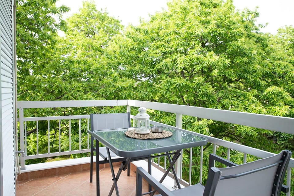 Patio, Spring, Day, Garden, View (from property/room), Balcony/Terrace, Dining area, Garden view, Mountain view, Inner courtyard view