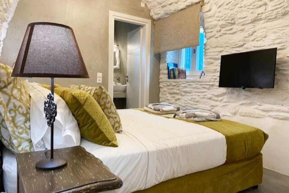 Bed, TV and multimedia, Photo of the whole room, Bedroom