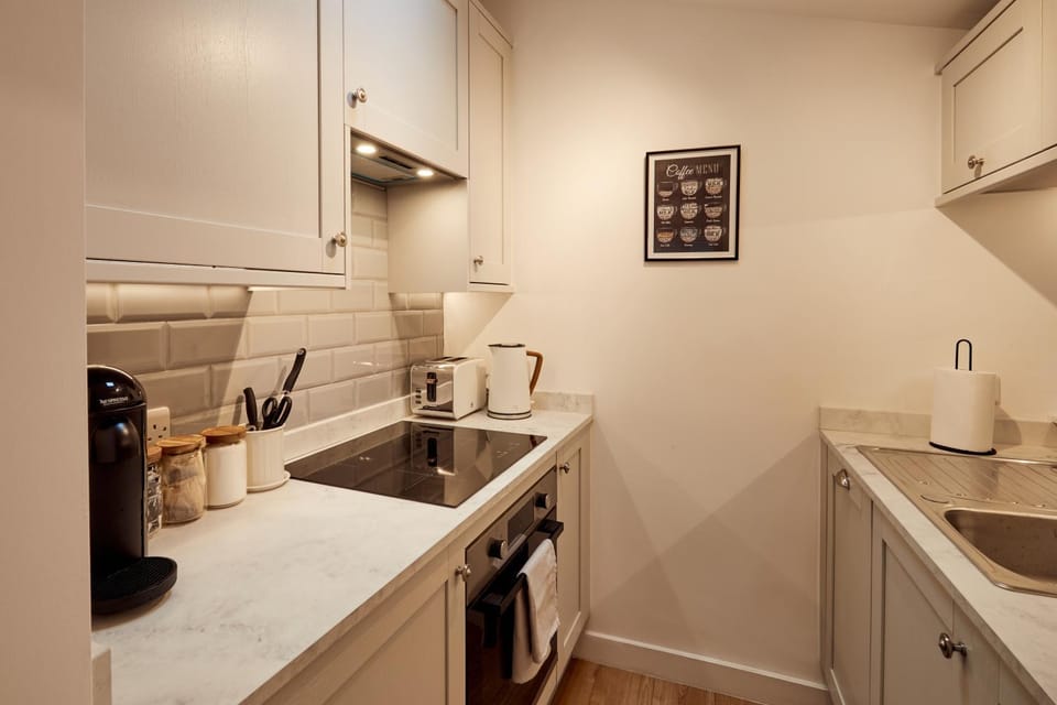 Coffee/tea facilities, Kitchen or kitchenette, dishwasher, stove, toaster