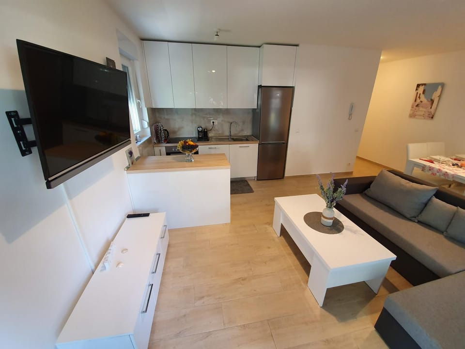 Communal lounge/ TV room, TV and multimedia, Living room, Seating area, Dining area