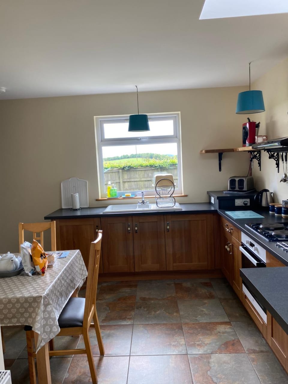 Coffee/tea facilities, Kitchen or kitchenette, Dining area, stove