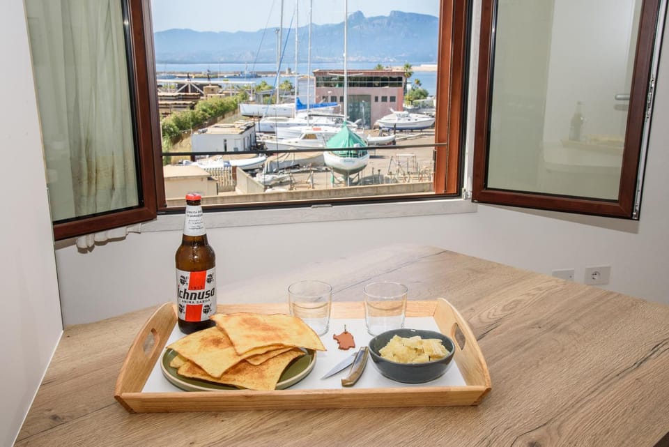 Mountain view, Sea view