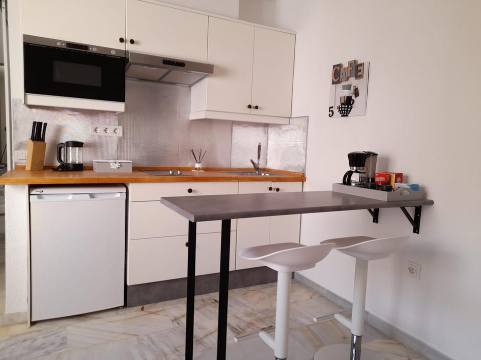 Coffee/tea facilities, Kitchen or kitchenette, Dining area