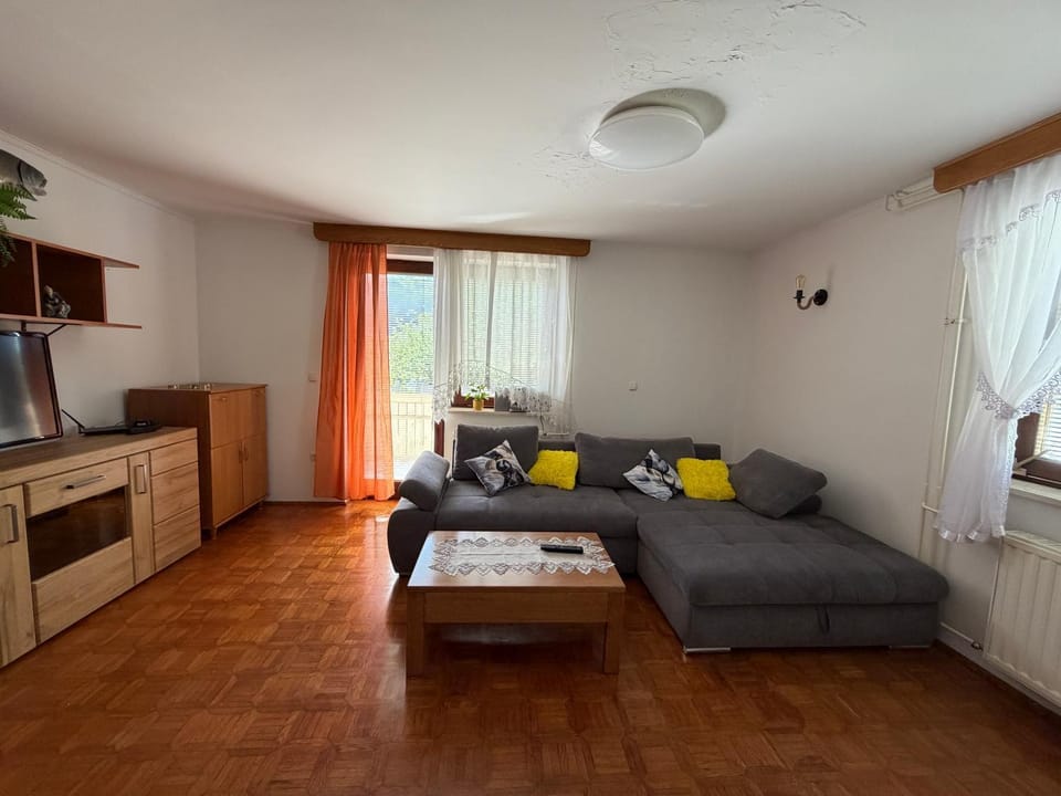 TV and multimedia, Living room, Seating area, Bedroom