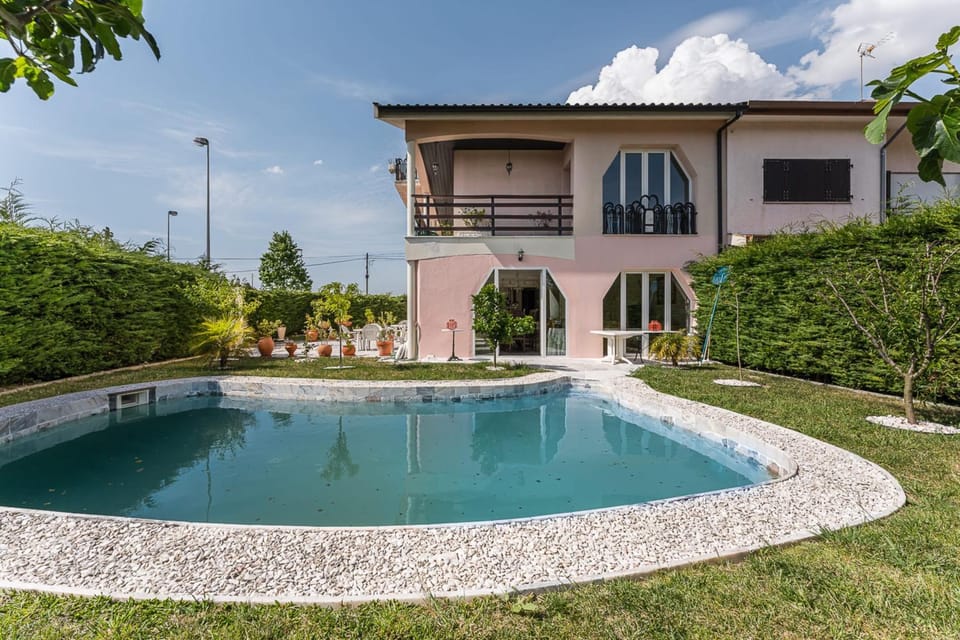 Property building, Spring, Day, Summer, Garden, Balcony/Terrace, Garden view, Pool view, Swimming pool, Seasons, Family