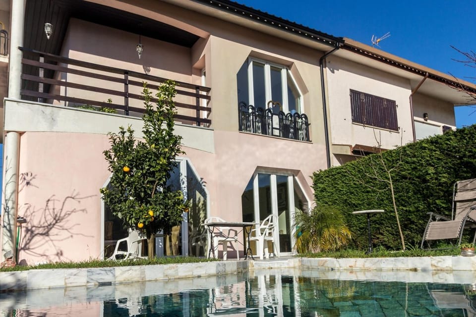 Guest H4U Villa Garden & Pool House in Porto District