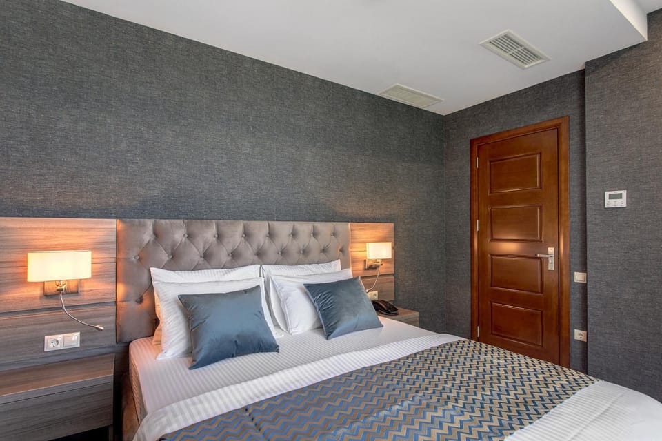 Property building, Bed, Bedroom