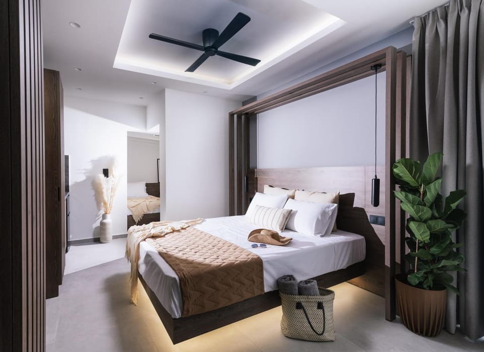 Bed, TV and multimedia, Photo of the whole room, Bedroom, fireplace, towels, air conditioner