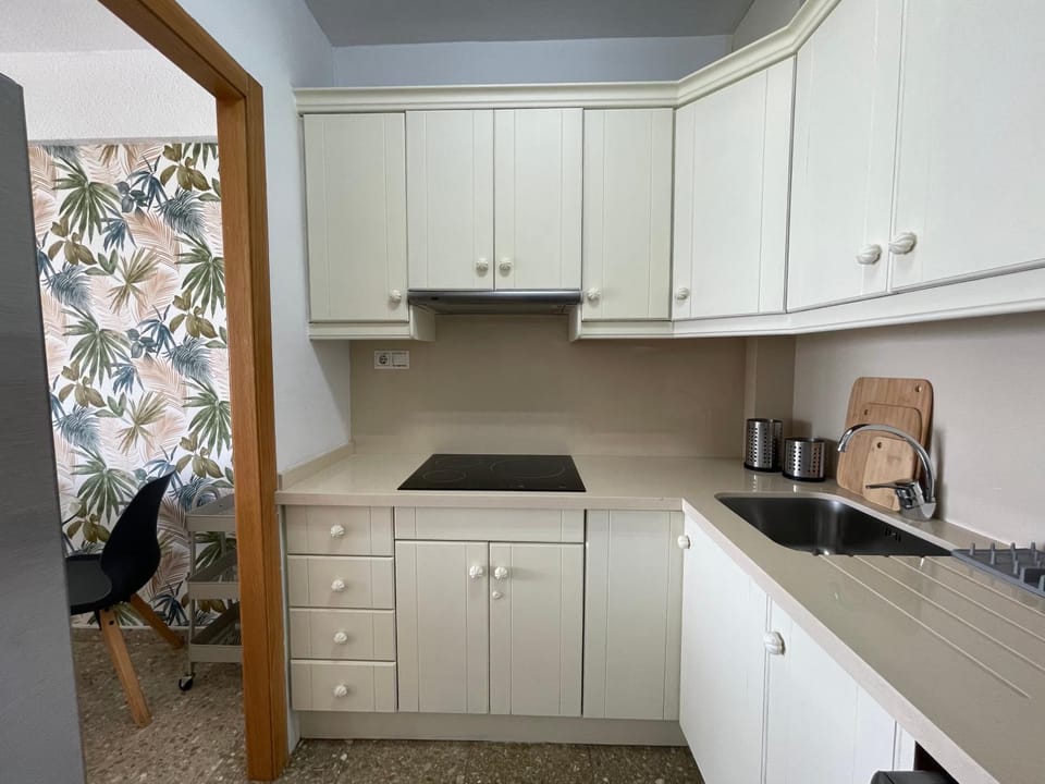 Coffee/tea facilities, Kitchen or kitchenette, stove