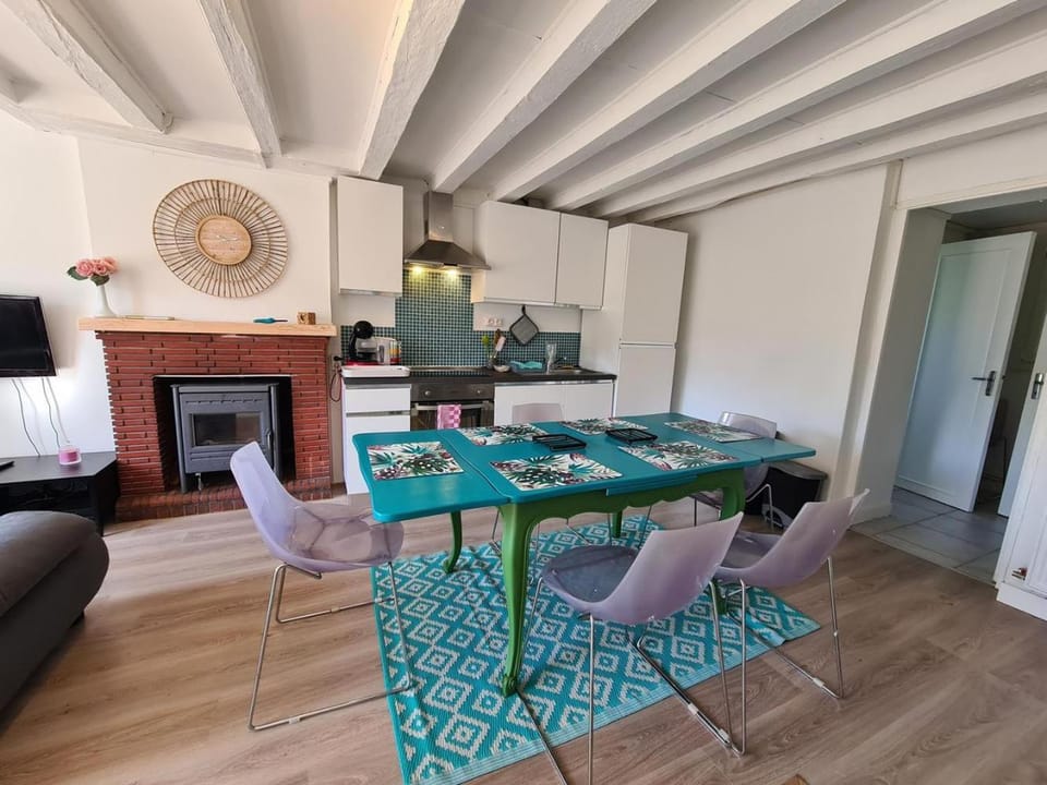 Kitchen or kitchenette, Seating area, Dining area, pet friendly, stove