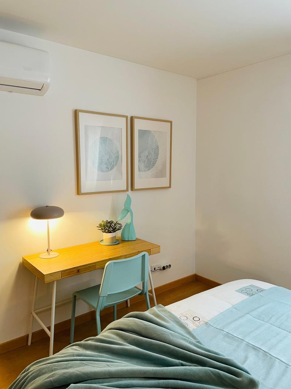 Seating area, Bedroom, Family