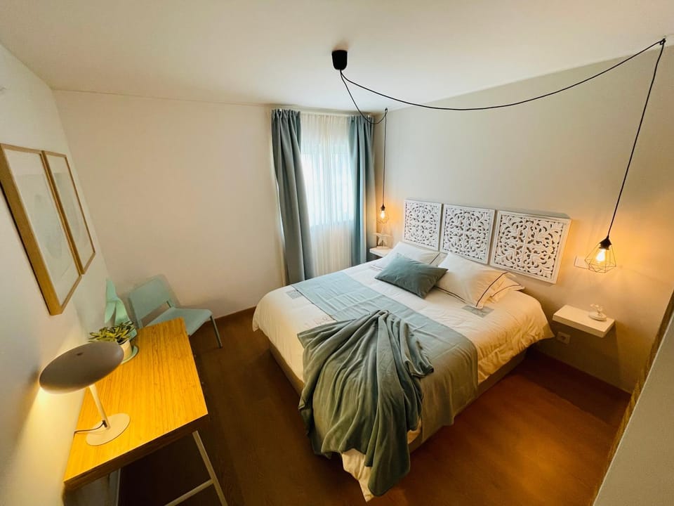 Seating area, Bedroom, Family