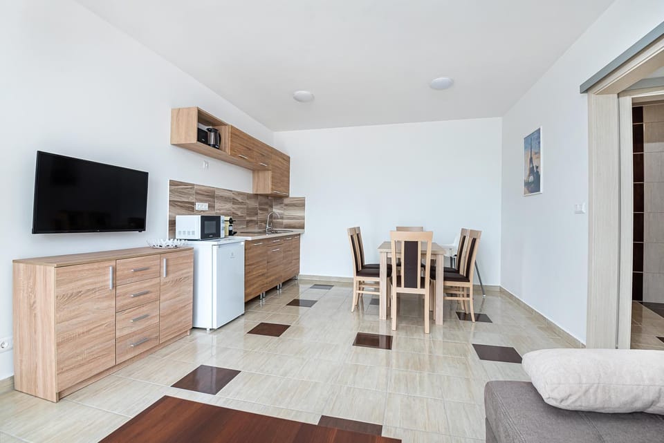 Kitchen or kitchenette, Dining area