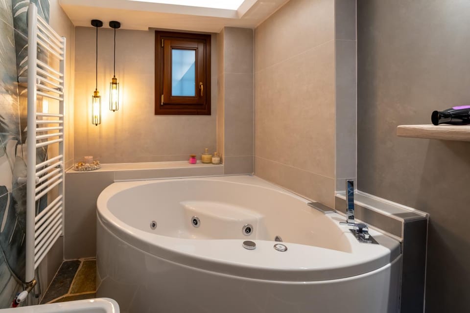 Hot Tub, Bathroom