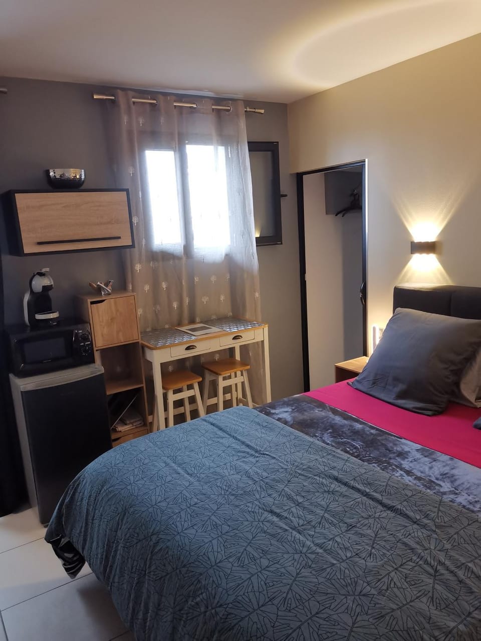 Bed, Photo of the whole room, Bedroom, minibar, oven, toaster