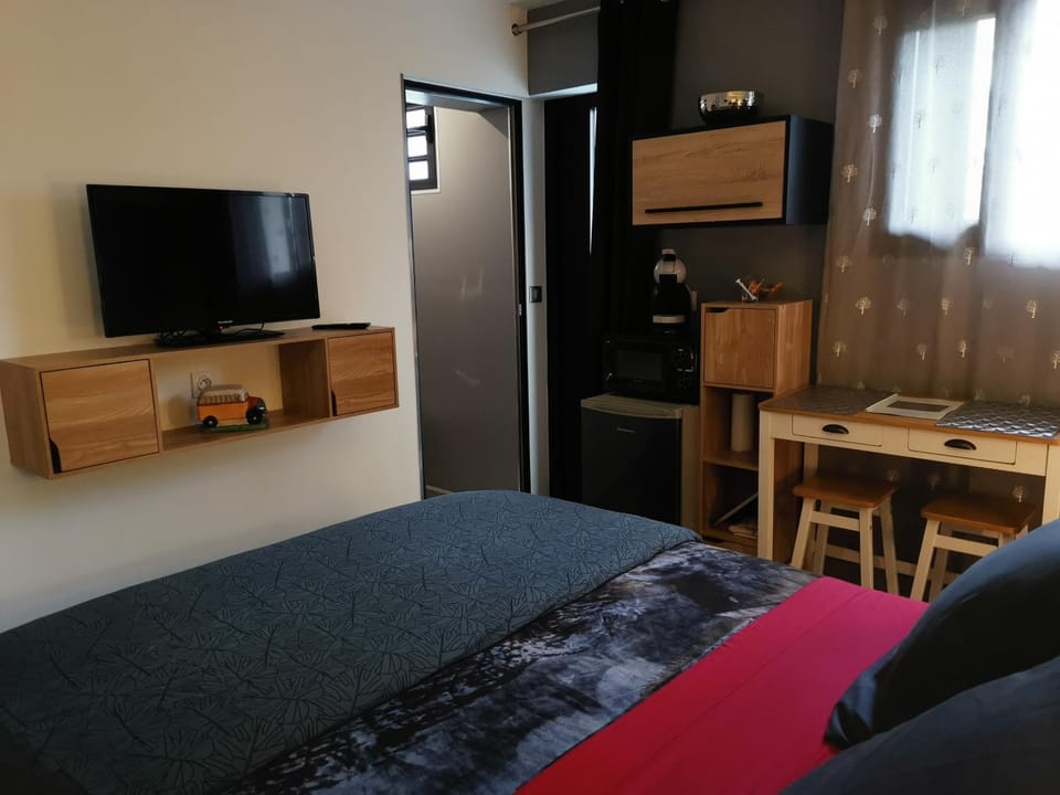Bed, TV and multimedia, Photo of the whole room, Dining area, Bedroom, hair dresser, minibar, oven
