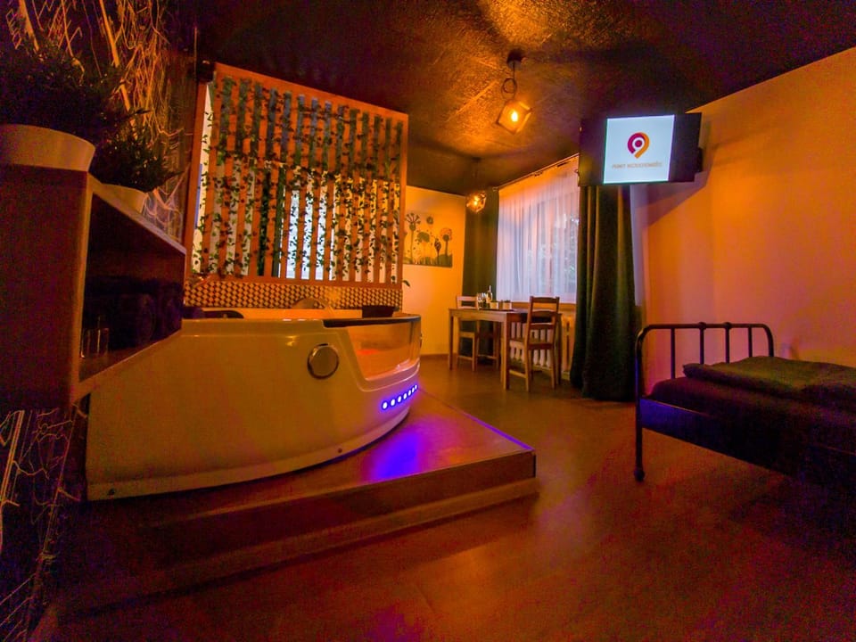 Hot Tub, TV and multimedia, Living room