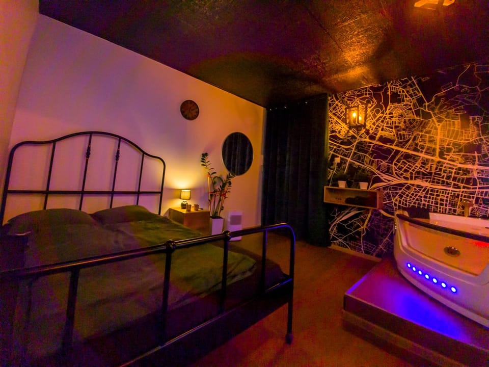 Bed, Hot Tub, Living room