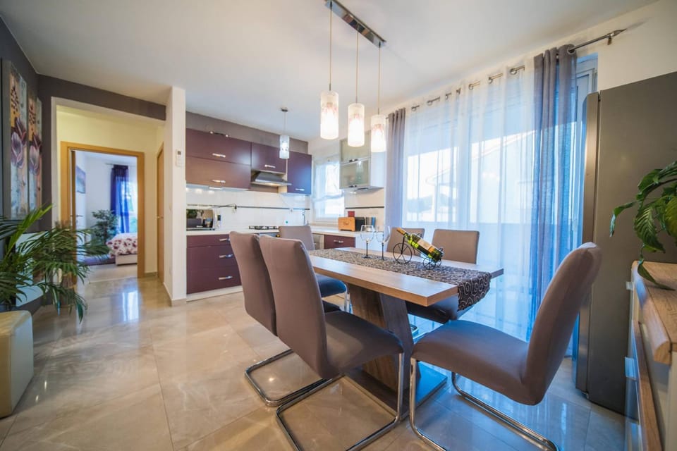 Seating area, Dining area, kitchen