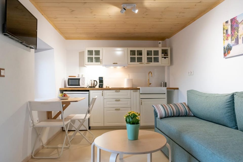 Kitchen or kitchenette, Seating area