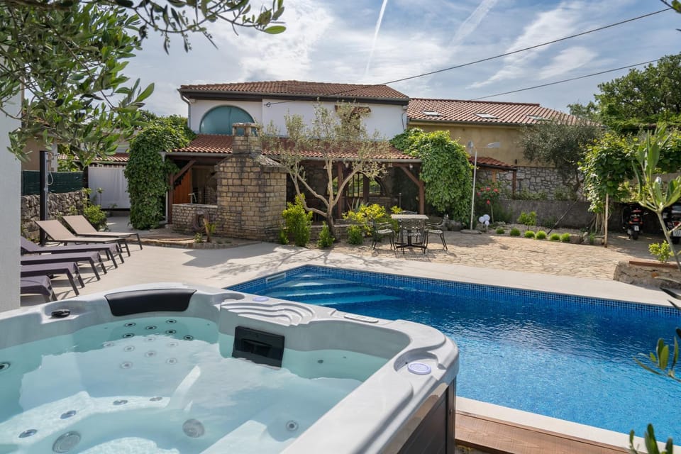 Property building, Garden, Spa and wellness centre/facilities, Swimming pool, sunbed