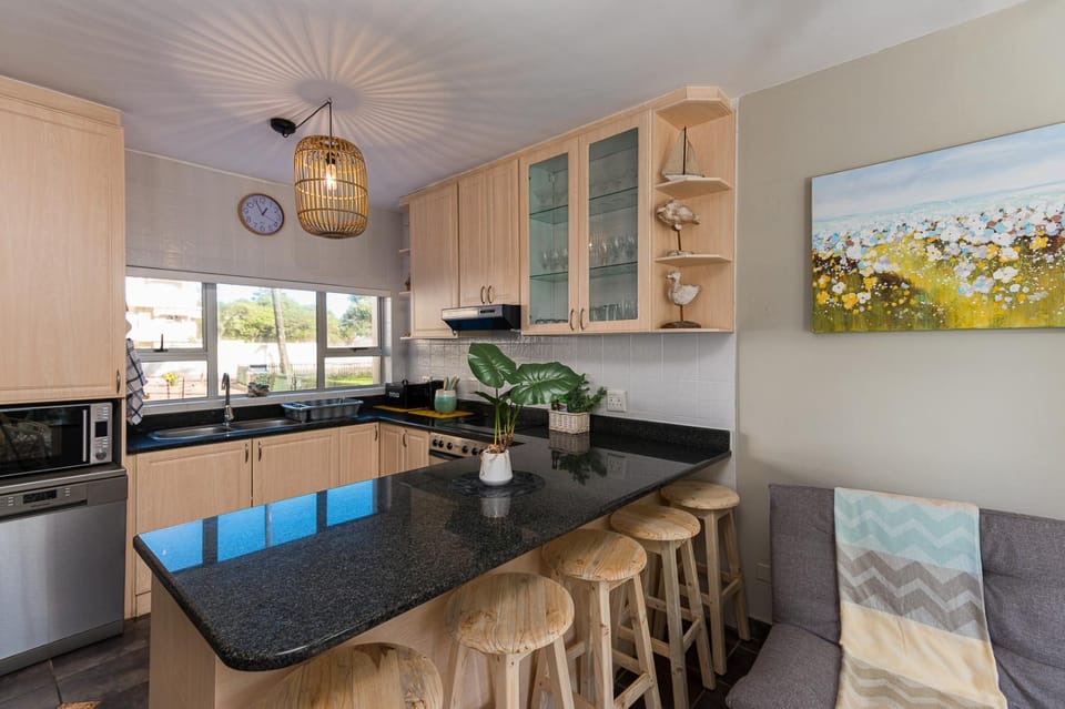 Kitchen or kitchenette, Dining area, dishwasher, minibar, pet friendly, stove