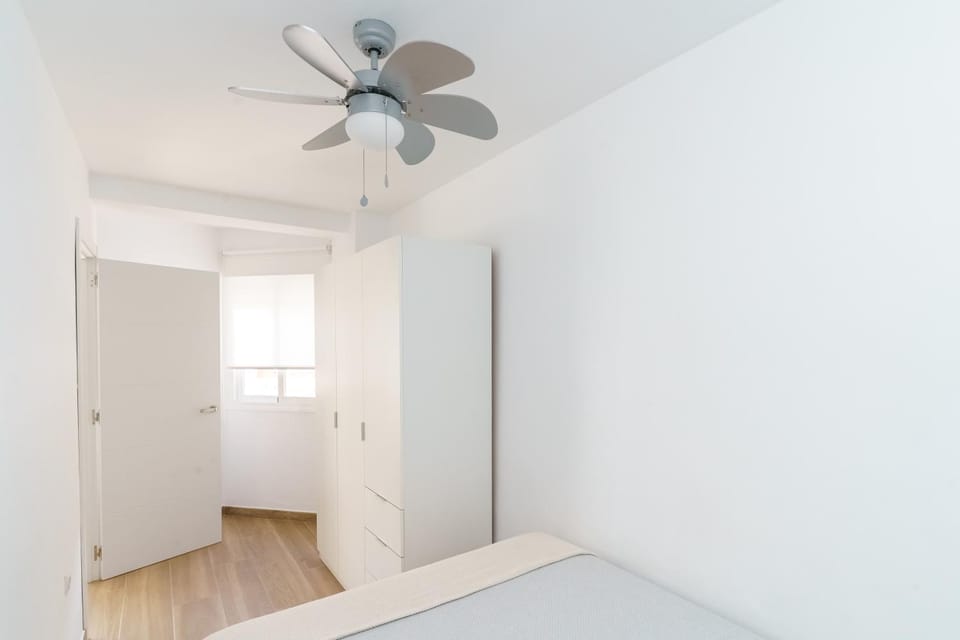 Photo of the whole room, Bedroom, fireplace, wardrobe