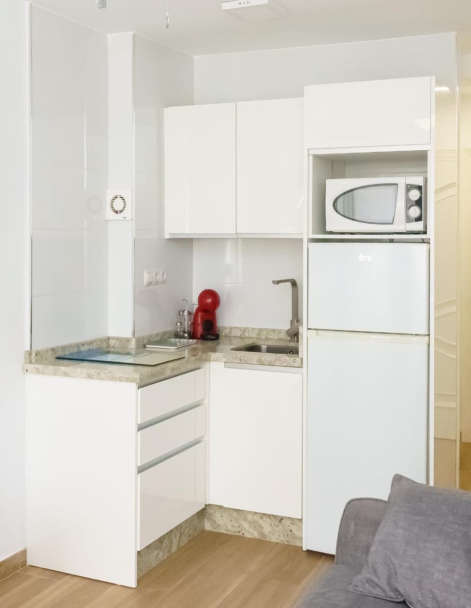 Kitchen or kitchenette, minibar, stove