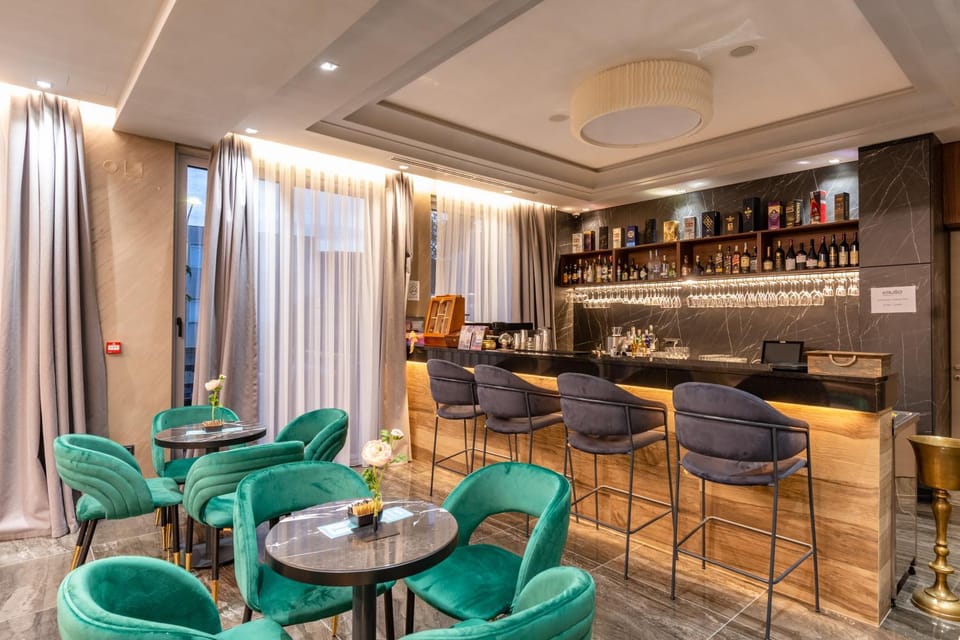 Lounge or bar, Food and drinks