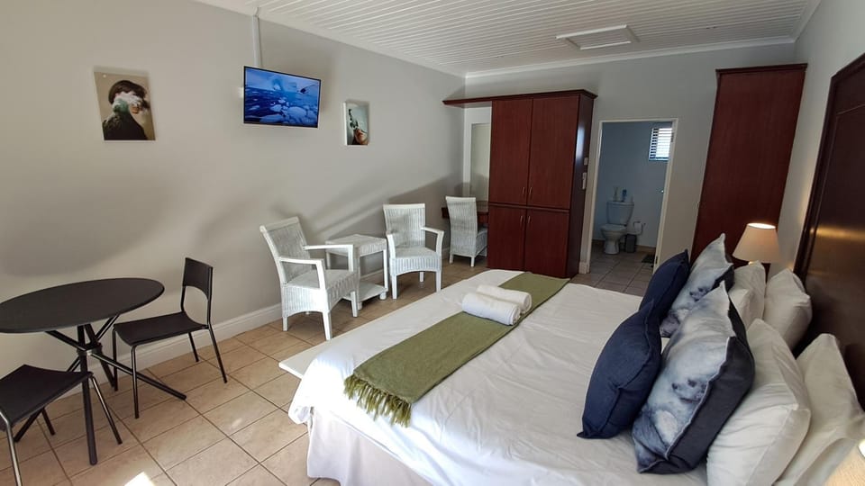 Bed, TV and multimedia, Photo of the whole room, Seating area