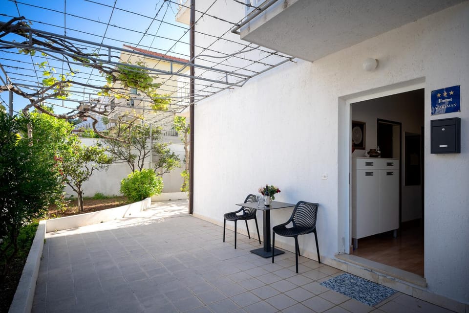 Patio, Facade/entrance
