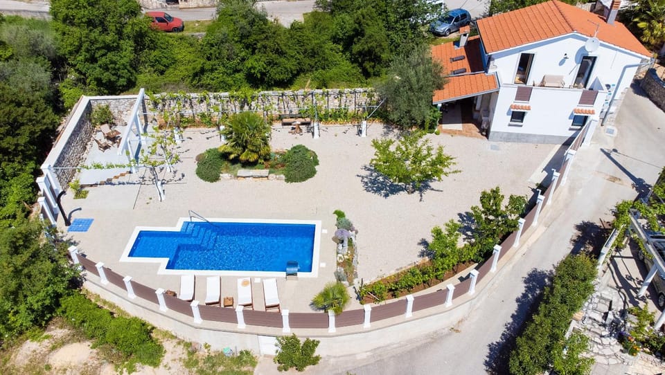 Bird's eye view, Pool view