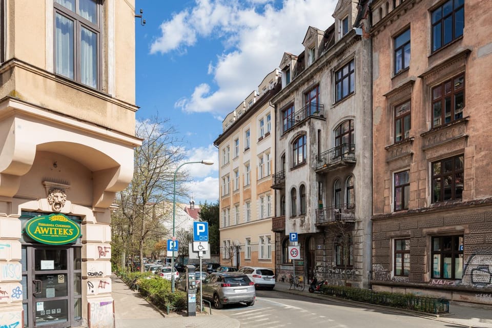Property building, Street view, Location