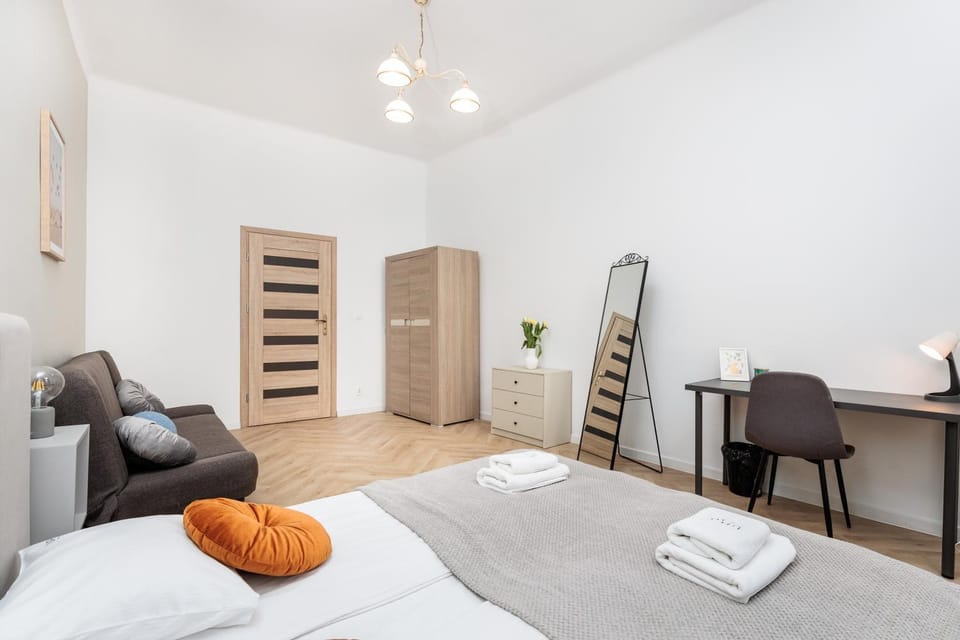 Bed, Seating area, Bedroom