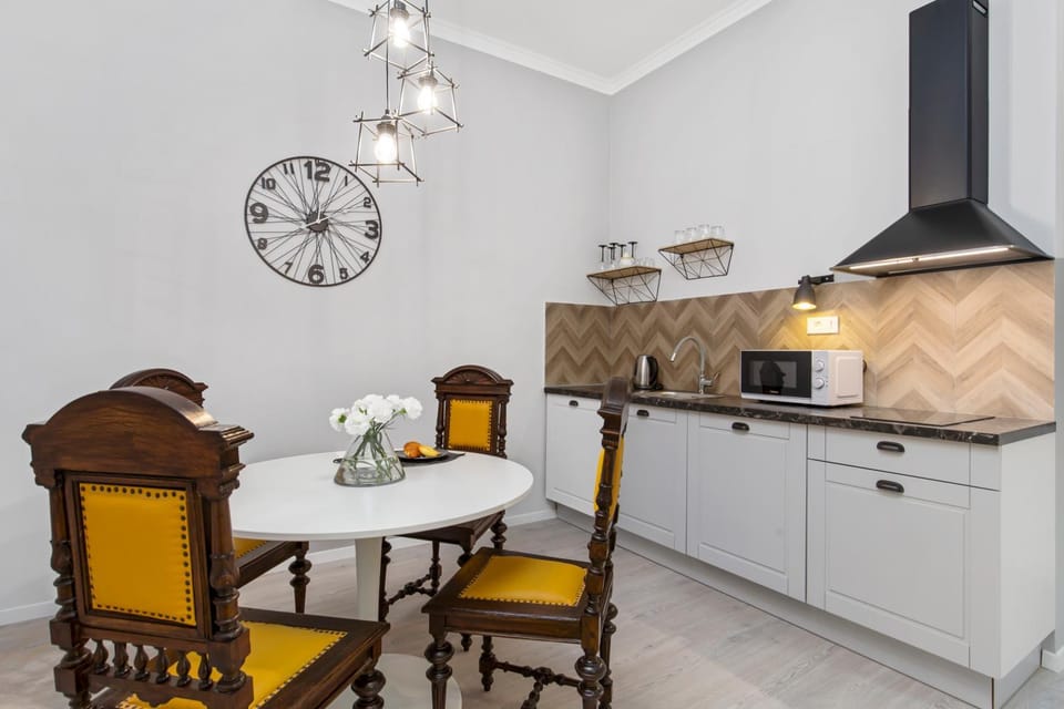 Kitchen or kitchenette, Dining area