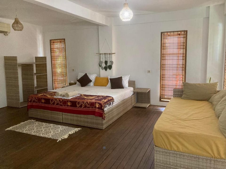 Bed, Photo of the whole room, Seating area, Bedroom