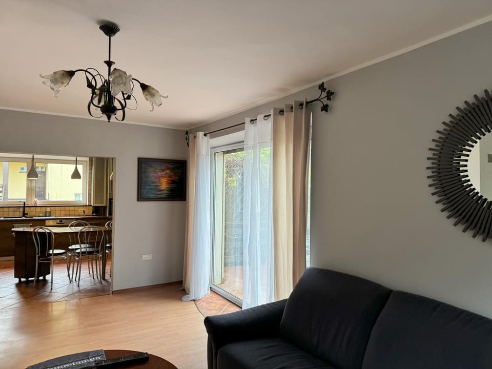 Seating area, fireplace