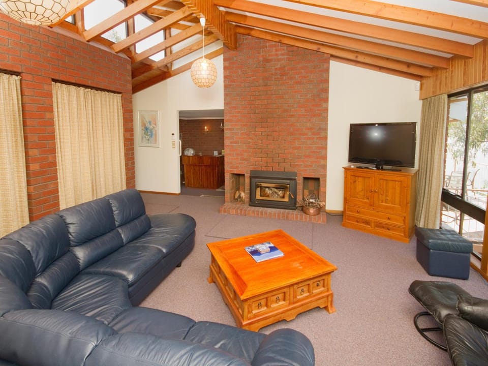 Day, TV and multimedia, Living room, Photo of the whole room, Decorative detail, Decorative detail