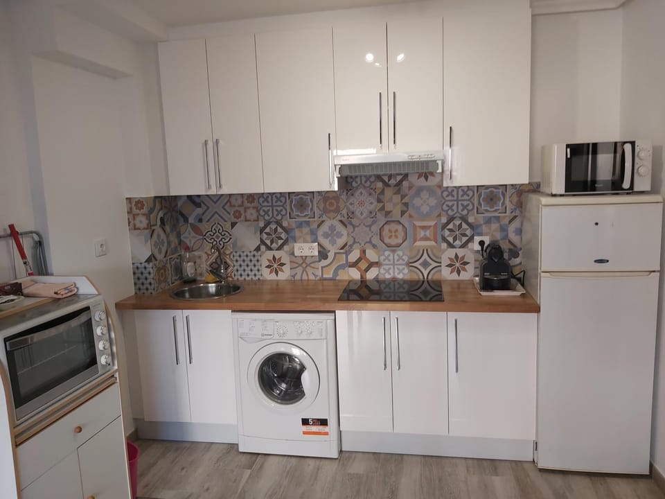 Kitchen or kitchenette, washing machine