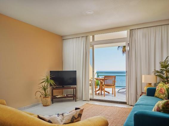 Communal lounge/ TV room, TV and multimedia, Living room, Seating area, Sea view