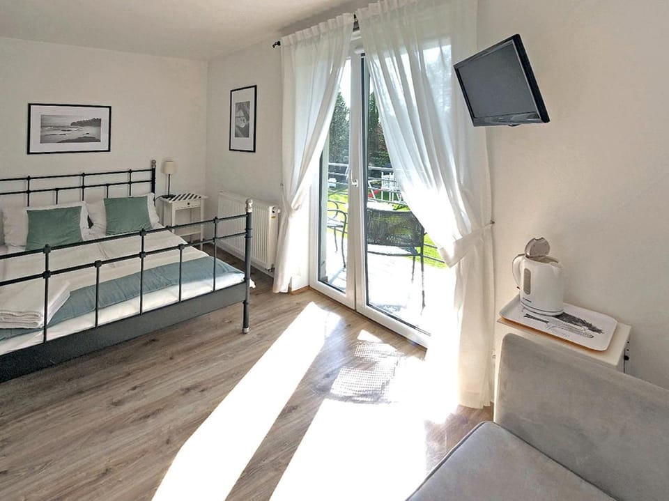 Bed, TV and multimedia, Photo of the whole room