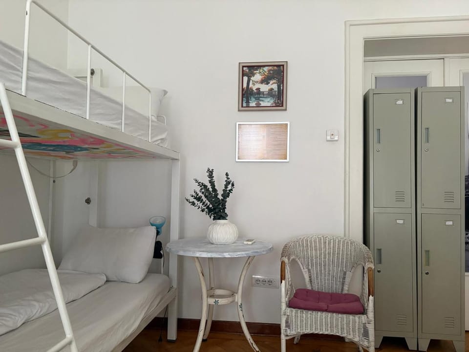 Central 4 Bedroom 154m2 Apartment with terrace Hostel in Belgrade