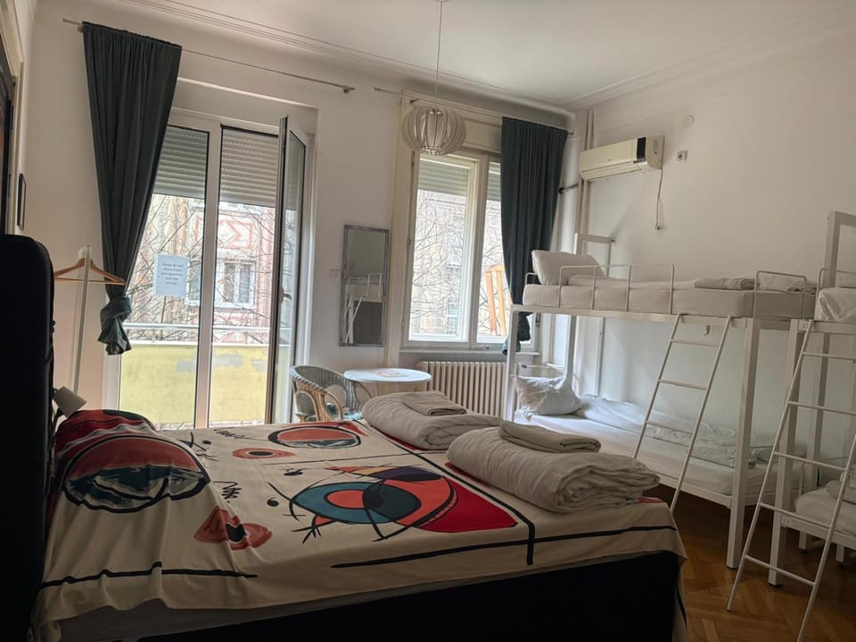 Central 4 Bedroom 154m2 Apartment with terrace Hostel in Belgrade