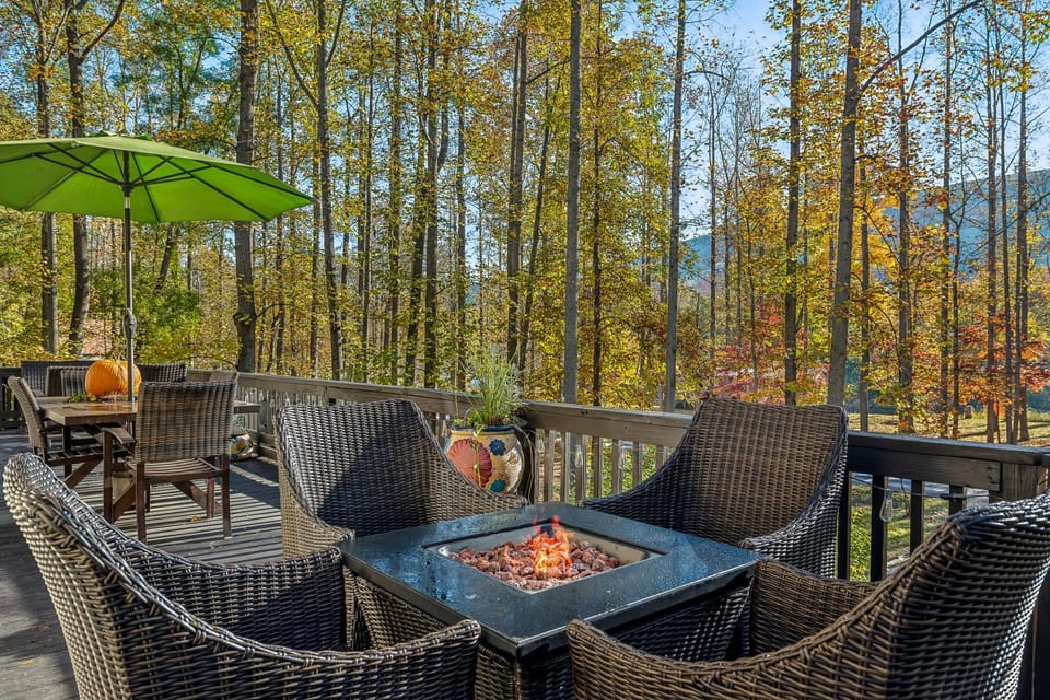 Day, Natural landscape, View (from property/room), Seating area, Dining area, River view