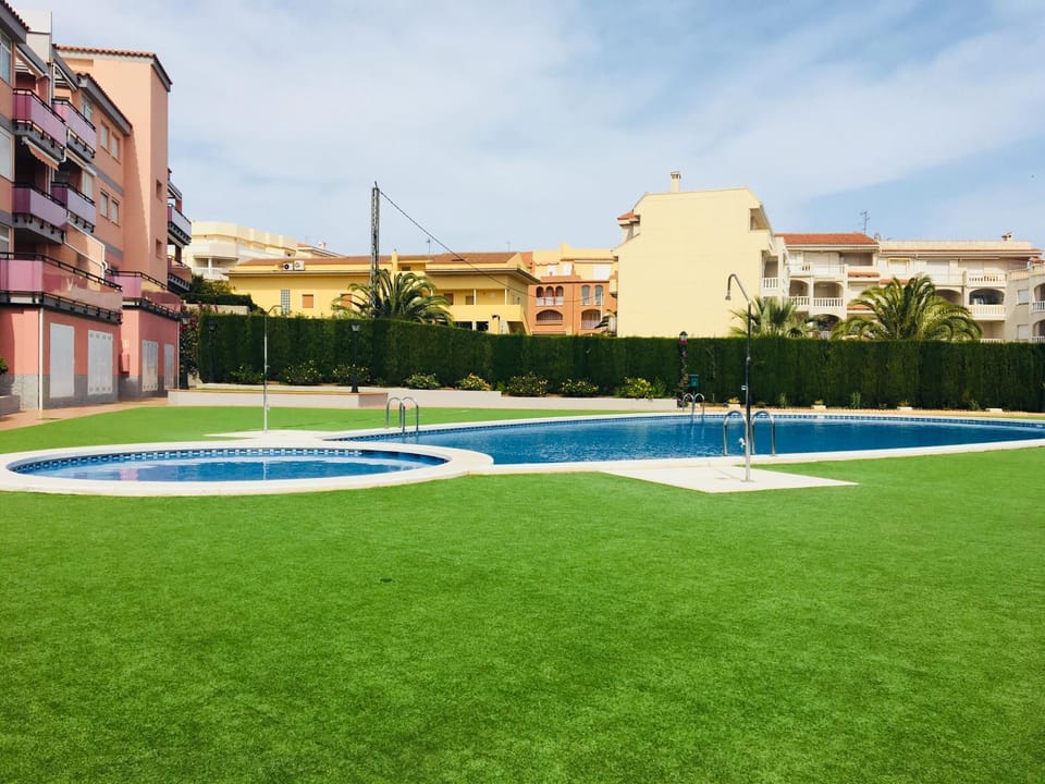 Day, Swimming pool