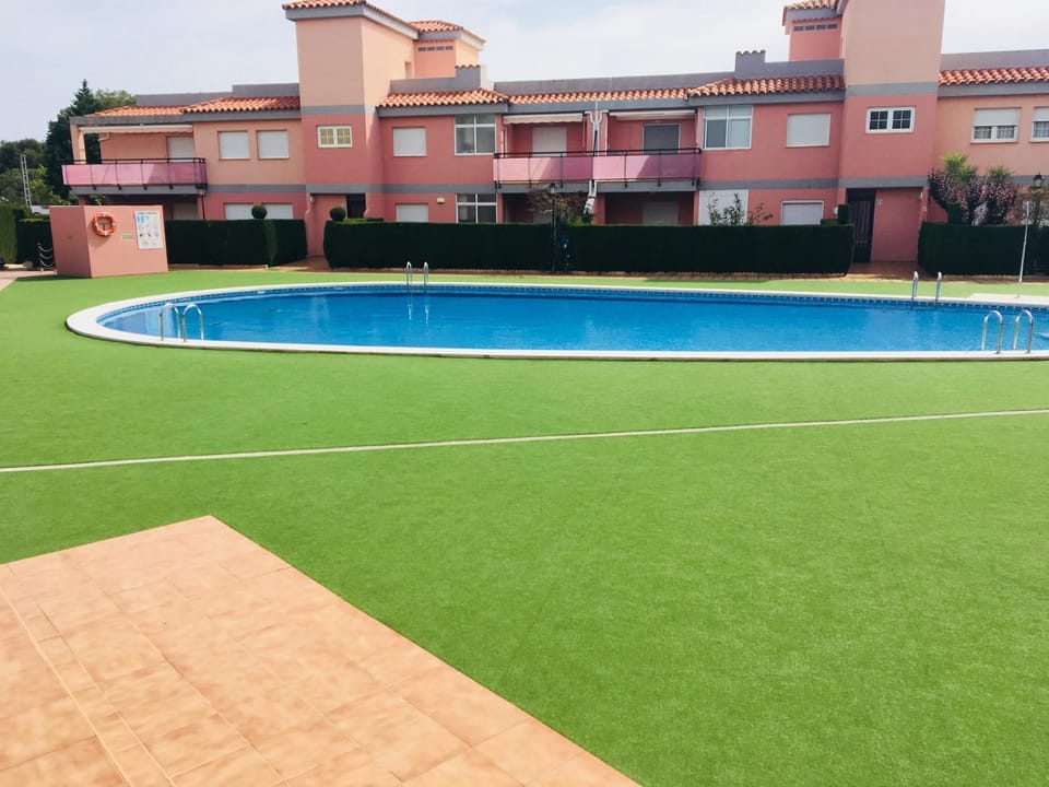 Day, Swimming pool