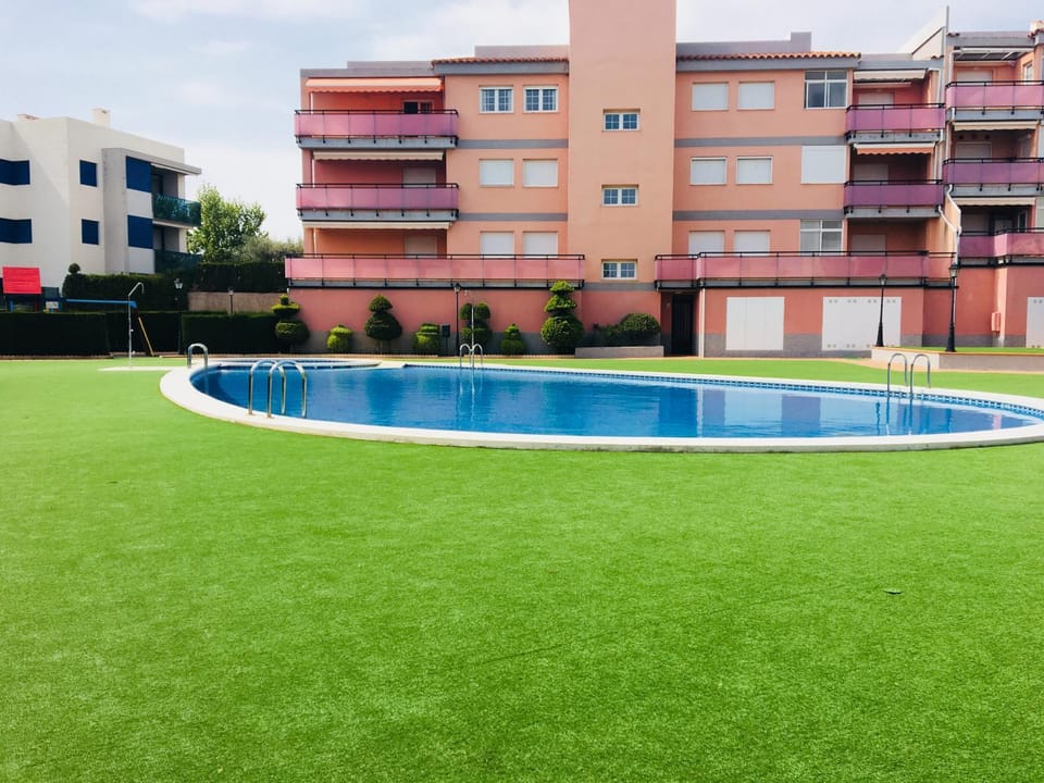 Day, Swimming pool